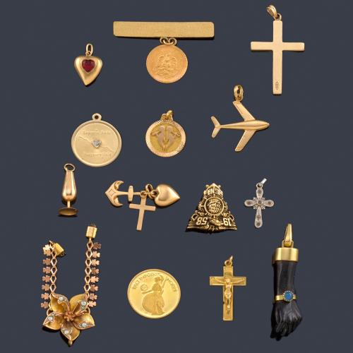  Lote con catorce broches y colgantes en oro amarillo de 10K, 14K y 18K.