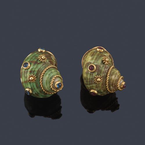  LUIS GIL
Pendientes realizados por pareja de conchas color verde (Turbo Imperialis) con rubíes en cabujón, en montura de oro amarillo de 18K.
