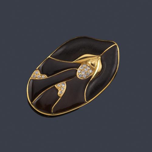  GUARDIOLA
Broche ovalado con diseño abstracto realizado con piezas de carey y madera de bois, salpicado con motivos de brillantes.
