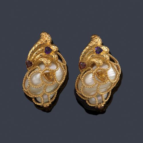 Lote 2137
LUIS GIL 
Pendientes cortos realizados con dos conchas (Caracol Turbo Marmoratus) con amatistas, rubelitas y citrinos en oro amarillo de 18K.