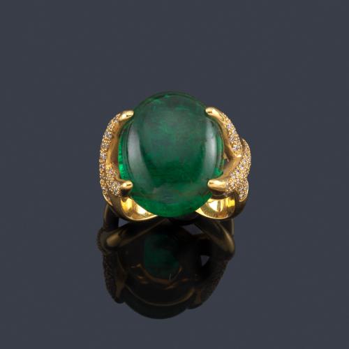  LUIS GIL
Anillo con esmeralda talla cabujón de aprox. 19,00 ct con brillantes en montura de oro amarillo de 18K.
