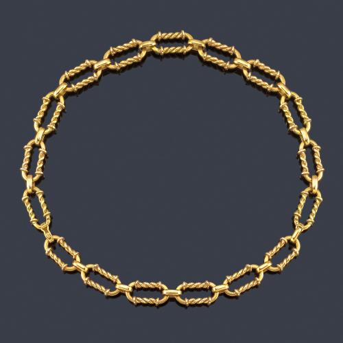  Cadena con eslabones ovalados con diseño entorchado en oro amarillo de 18K.
