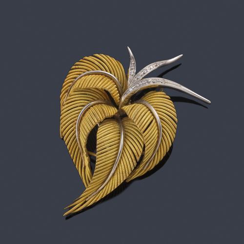  Broche con diseño vegetal con bandas de diamantes en oro amarillo mate y brillo de 18K.