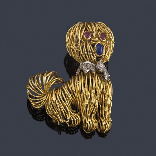  Broche en forma de perro realizado con hilos de oro amarillo de 18K con rubíes, zafiro y diamantes.