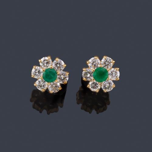  Pendientes cortos con diseño de rosetón con esmeralda central y orla de brillantes de aprox. 1,00 ct en total.