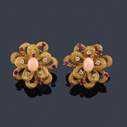  JACINTO ROCA
Pendientes cortos con brillantes, rubíes y centro de coral 'piel de ángel' sobre montura martelé de oro amarillo de 18K.