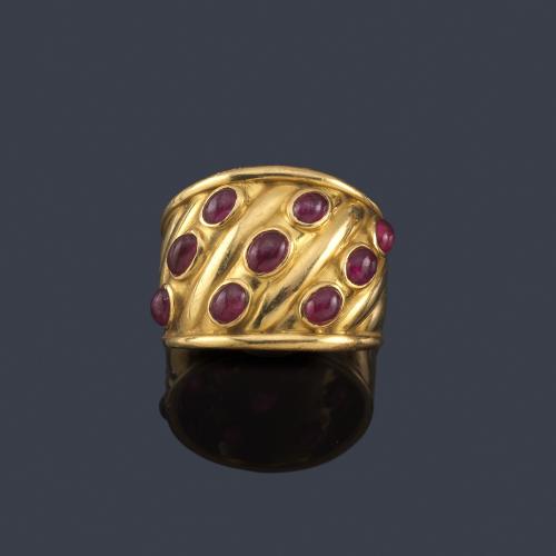 Lote 2161
Anillo con diseño gallonado con rubíes en cabujón en montura de oro amarillo de 18K.