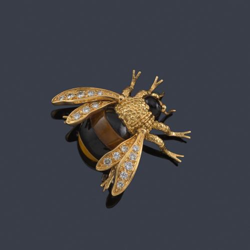  Broche en forma de abejita con cuerpo realizado con ónix y gema dura, brillantes en montura de oro amarillo de 18K.