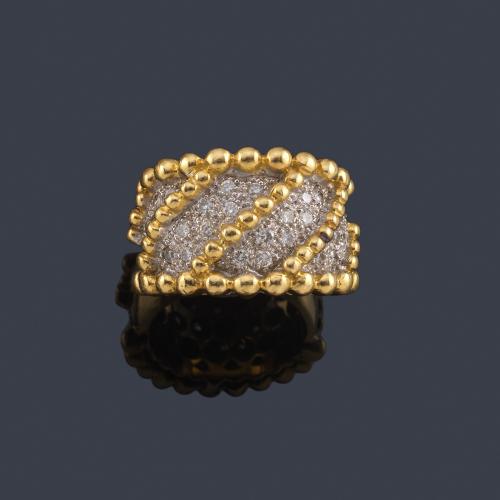 Anillo con frente de pavé de brillantes con decoración de esferillas en bandas.