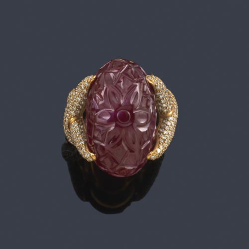 Lote 2167
LUIS GIL
Anillo con rubí talla oval con motivo vegetal labrado con brillante en montura de oro amarillo de 18K.