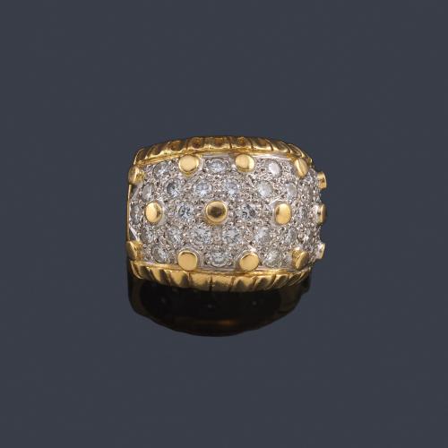 Lote 2168
Anillo con pavé de brillantes con decoración de esferillas en montura de oro amarillo de 18K, con vista en oro blanco.