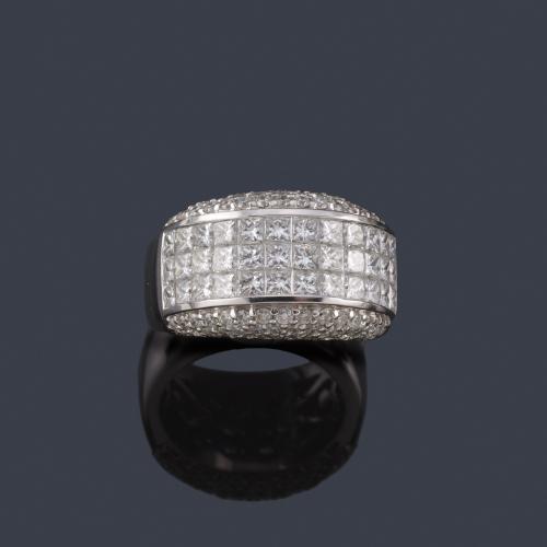 Lote 2170
LUIS GIL
Anillo con diamantes talla princesa y brillante de aprox. 3,10 ct en total.