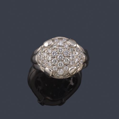  Anillo con pavé de brillantes de aprox. 1,80 ct en total en montura de oro blanco de 18K.