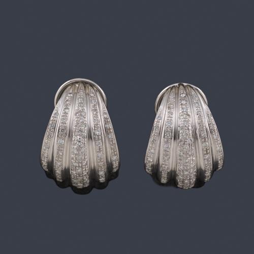  Pendientes criolla con bandas de brillantes en montura bombé en oro blanco de 18K.