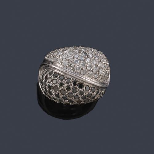  Anillo bombé con pavé de brillantes negros e incoloros engastados en grano.
