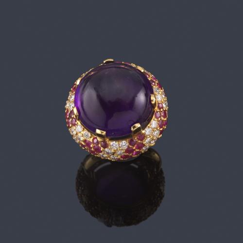  Anillo con amatista talla cabujón sobre montura de pavé de brillante de aprox. 2,40 ct en total intercalado con rubíes.
