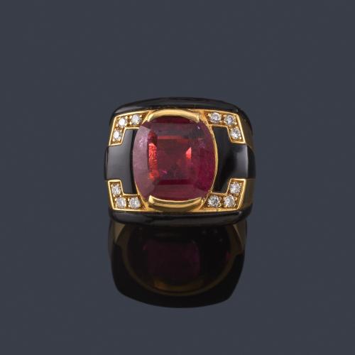  Anillo con turmalina talla oval con doble banda de brillantes de aprox. 0,36 ct en total y ónix.