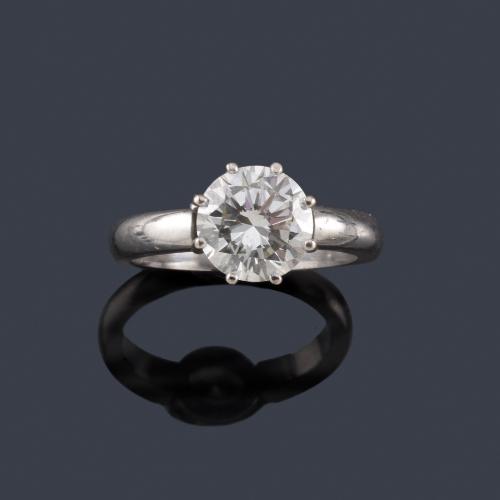 Lote 2216
Solitario con brillante de aprox. 2,15 ct en montura de oro blanco de 18K.