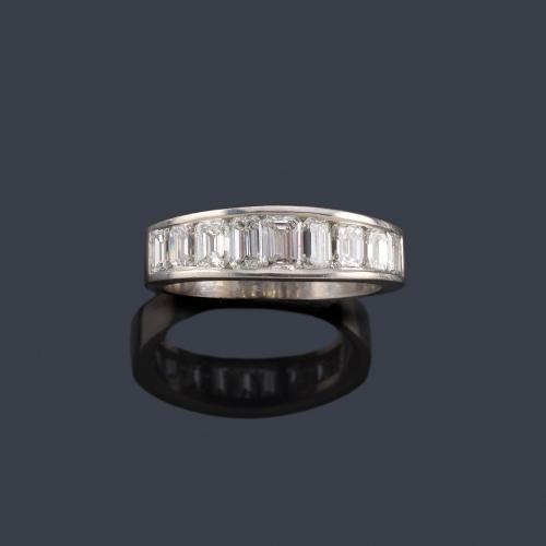  Media alianza con diamantes talla baguette de aprox. 0,95 ct en total.