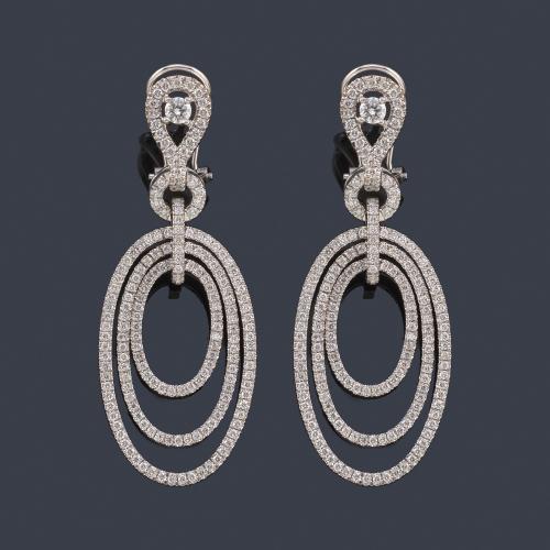  Pendientes largos con brillantes de aprox. 3,07 ct en total.