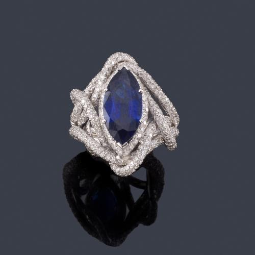  LUIS GIL
Anillo con zafiro talla marquís de aprox. 6,25 ct con brillantes en realizado en oro blanco de 18K.