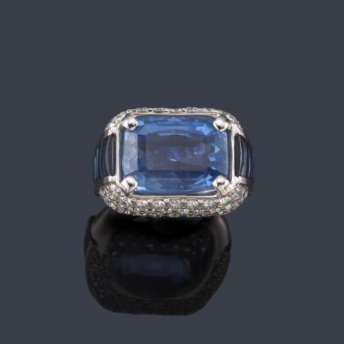  Anillo tipo sello con gran zafiro de aprox. 16,54 ct, con zafiros calibrados en disminución y cuajado de brillantes. Certificado GÜBELIN.