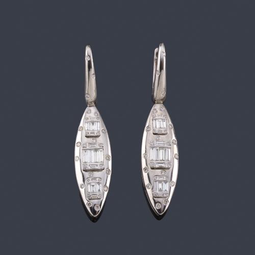  Pendientes largos con diamantes talla baguette y brillante de aprox. 1,09 ct en total.