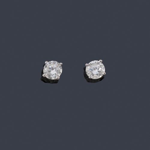  Dormilonas con pareja de brillantes de aprox. 0,60 ct en total en montura de oro blanco de 18K.