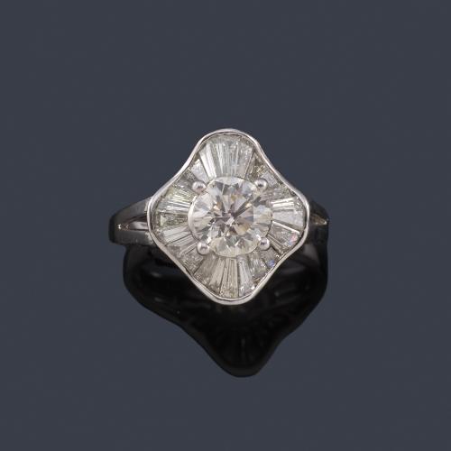  Anillo con brillante central de aprox. 1,26 ct con orla de diamantes talla baguette de aprox. 1,18 ct en total.