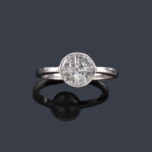 Lote 2229
Anillo con cuatro diamantes talla triángulo de aprox. 0,72 ct en total.