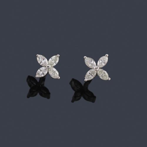  Pendientes cortos con diseño floral con diamantes talla marquís de aprox. 0,63 ct en total.