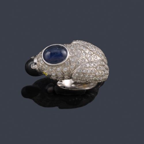  Anillo en forma de cabeza de loro cuajada de brillantes de aprox. 2,35 ct, con cabujón de zafiro y pico en ónix.