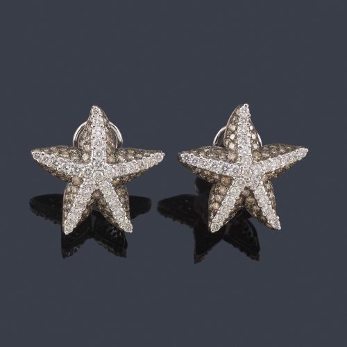  Pendientes con diseño de estrella de mar con pavé de brillantes incoloros y 'brown' de aprox. 1,80 ct en total.