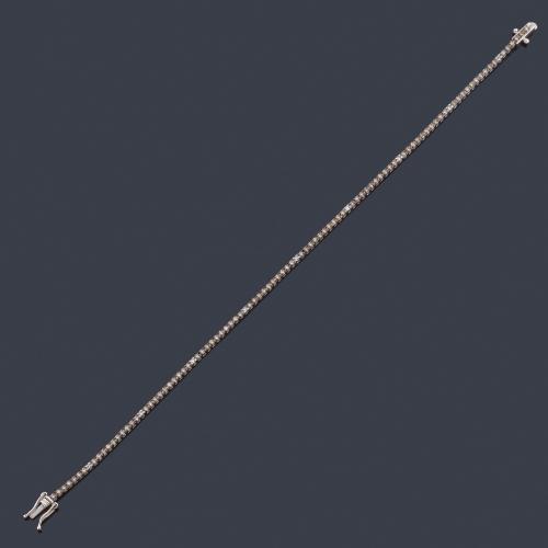  Pulsera rivière con brillantes incoloros y 'brown' de aprox. 0,82 ct en total en montura de oro blanco de 18K.