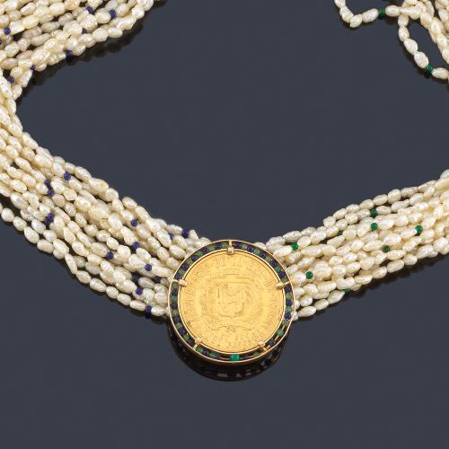  Collar con catorce hilos de perlas 'Keshi' con motivos esféricos de gemas de color y remate central de moneda de oro amarillo de 22K.