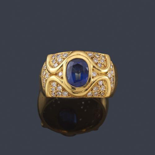  Anillo con zafiro talla oval de aprox. 1,80 ct con motivos en pavé de brillantes de aprox. 0,43 ct en total.
