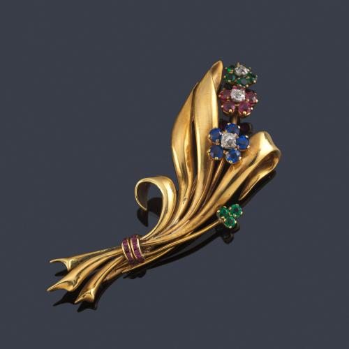  Broche en forma de ramillete con zafiros, rubíes, esmeraldas y diamantes talla antigua.