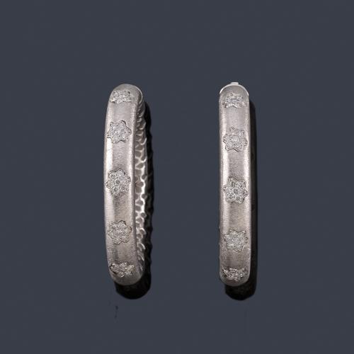  Criollas con motivos florales en brillantes de aprox. 0,62 ct en total en oro blanco mate de 18K.