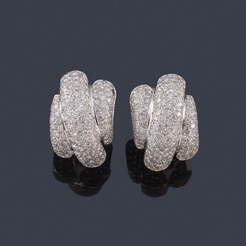  Pendientes tipo criolla con pavé de brillantes de aprox. 3,50 ct en total en montura de oro blanco de 18K.