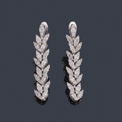  Pendientes largos con diseño vegetal con brillantes de aprox. 1,13 ct en total en montura de oro blanco de 18K.