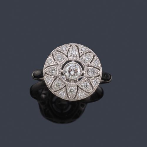  Anillo con diseño de rosetón con brillantes de aprox. 0,60 ct en total, en montura de oro blanco de 18K.