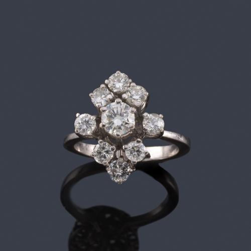  Anillo con cuajado de brillantes de aprox. 1,30 ct en total en montura de oro blanco de 18K.