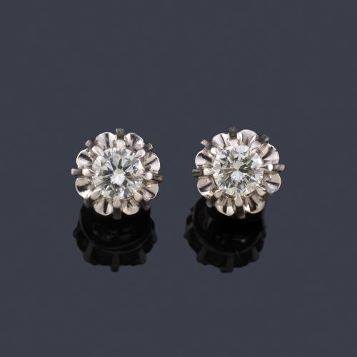  Dormilonas con pareja de brillantes de aprox. 1,45 ct en total, en montura de oro blanco de 18K.