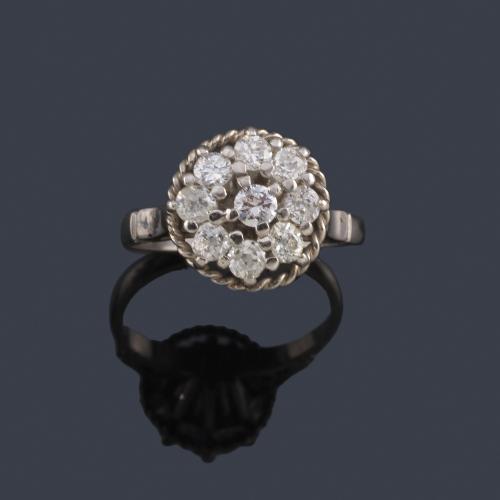  Anillo tipo rosetón con diamantes talla antigua y brillante de aprox. 0,90 ct en total.