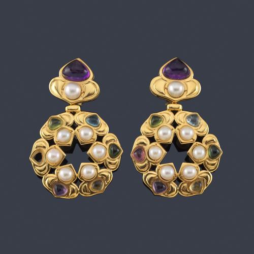 Lote 2268
VASARI
Pendientes largos con diseño calado con perlas, amatistas y peridotos talla cabujón.
