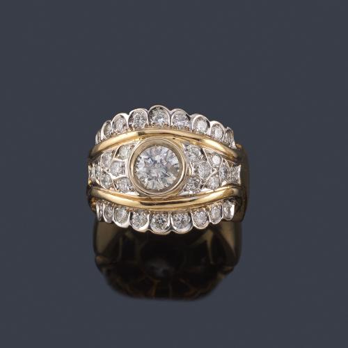  Anillo con brillante central de aprox. 1,02 ct engastado en bisel con pavé de brillantes de aprox. 0,70 ct en total.