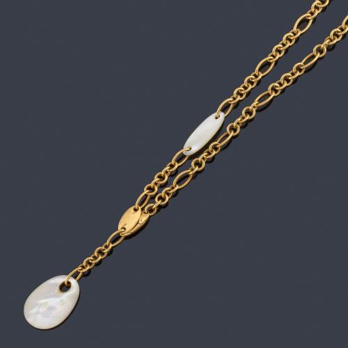  Cadena con eslabones en oro amarillo de 18K con dos piezas nácar ovaladas.