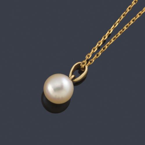  Colgante con perlita con cadena de oro amarillo de 18K.