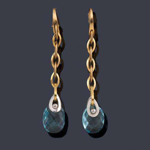  Pendientes largos con pareja de topacios facetados en montura de oro amarillo de 18K.