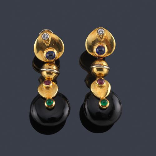 Pendientes largos con brillantes, rubíes , zafiros y esmeraldas talla cabujón con dos piezas de ónix circulares.